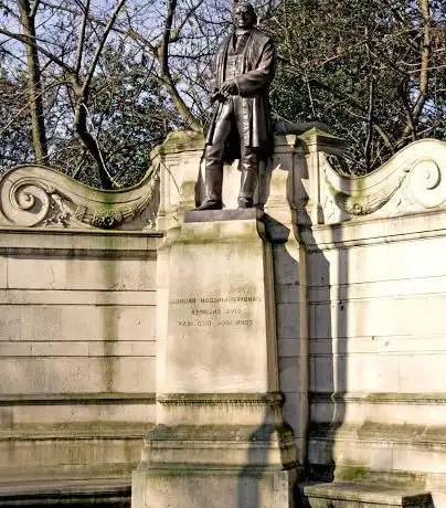 Statue of Isambard Kingdom Brunel  Victoria Embankment