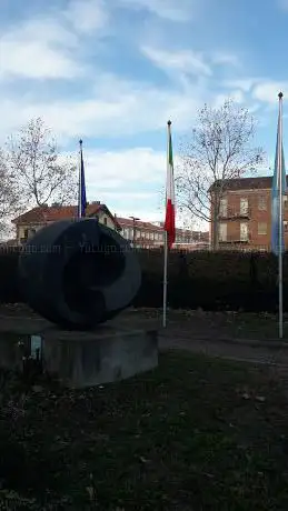 Scultura all'ingresso del Tribunale per i minorenni di Torino