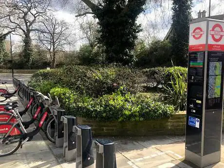 Santander Cycles: Bayswater Road  Hyde Park