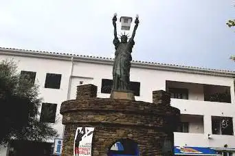 Estatua libertad dos antorchas.