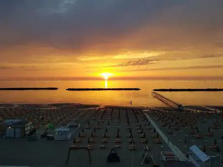 Alba sole mare spiaggia Igea Marina