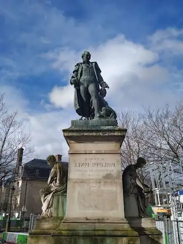 Statue du Docteur Philippe Pinel