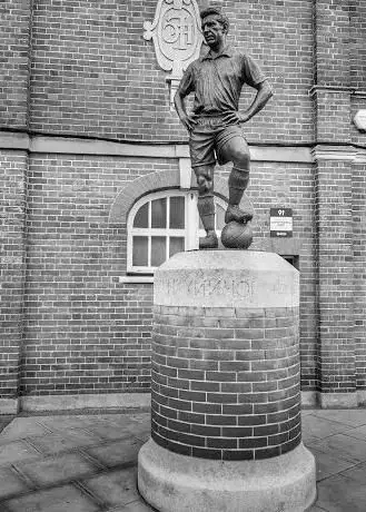 The Johnny Haynes Statue