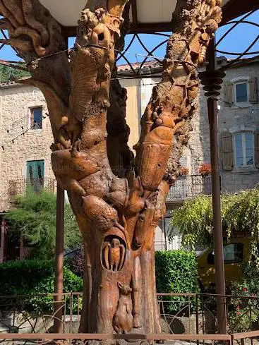 Arbre sculpté