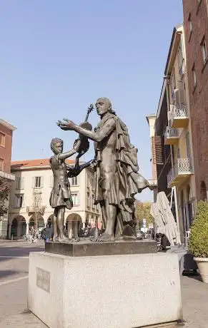 Antonio Stradivari Statue