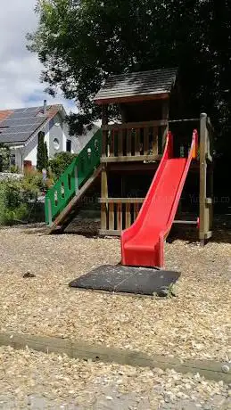 Spielplatz (Sandkasten  Rutsche, Schaukel)