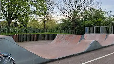 Curlew Close/Thamesmead Skate Park