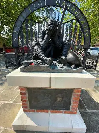 Wilfred Owen Statue