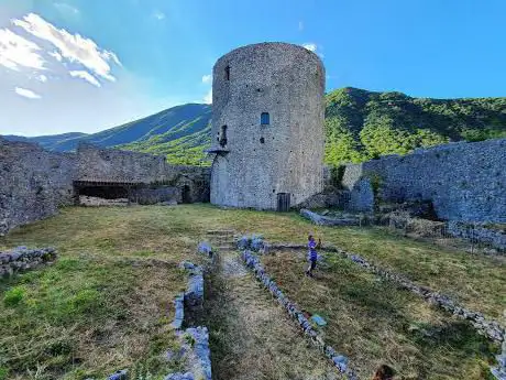 Ruderi del Castello del Monte e complesso conventuale