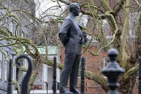 Statue of the Earl Mountbatten