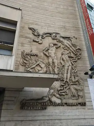 Bas-relief du sculpteur Félix Joffre et de lâ€™architecte Marcel Chappey : Â« Lâ€™Homme au cours des âges utilise les forces élémentaires pour les transmissions Â».