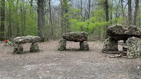 Les Trois Menhirs