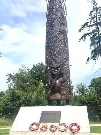 Pou Maumahara (Maori remembrance memorial WWI) named Pohutukawa