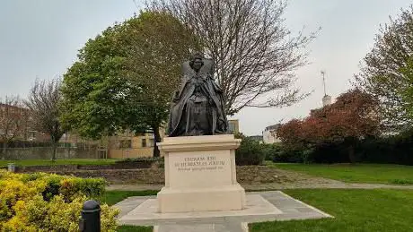 Queen Elizabeth II Statue