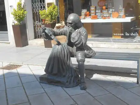 Scultura dedicata a Stradivari sulla panchina