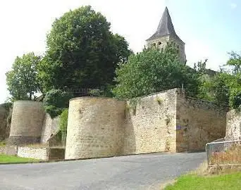 Remparts et vestiges du château médiéval d'Ainay-le-Château