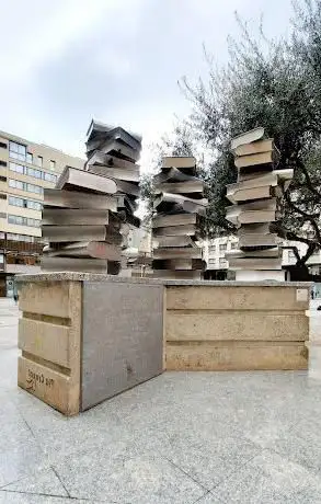 Monument a Josep Pla per Pia Crozet