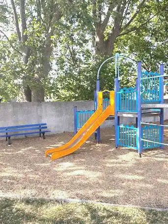 Parc avec jeux d'enfants