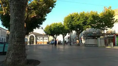 L'ESPLANADE (place centrale Ã  Mèze)