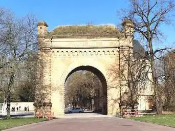 Serpentine Gate