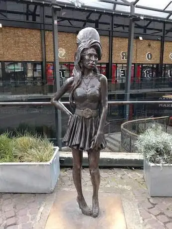 Amy Winehouse Statue