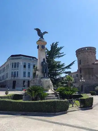 Piazza G. Rossetti & Monumento