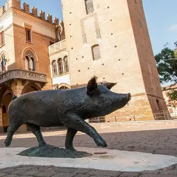 The pig statue of Castelnuovo Rangone