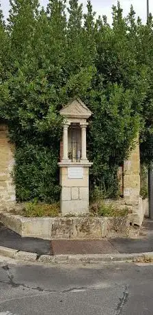 Niche Ã  statues de Saints.