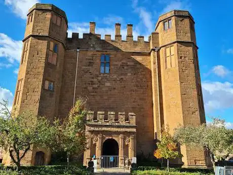 Leicester's Gatehouse