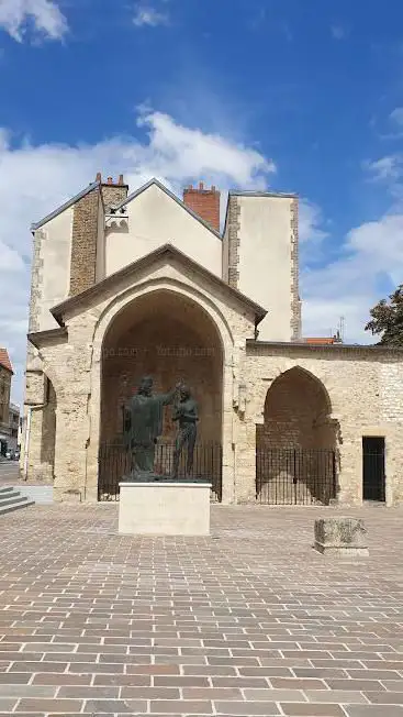 Statue du baptême de Clovis