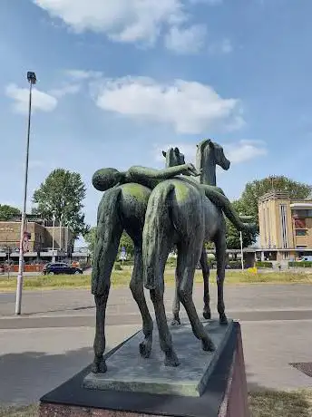 Beeld Door Idel Ianchelevi Twee paarden dragen een man PERENNIS PERDURAT POETA 1993