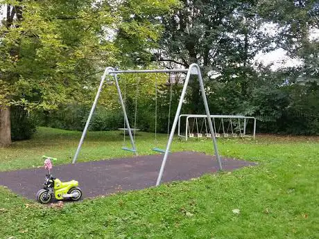 Spielplatz Schulhaus