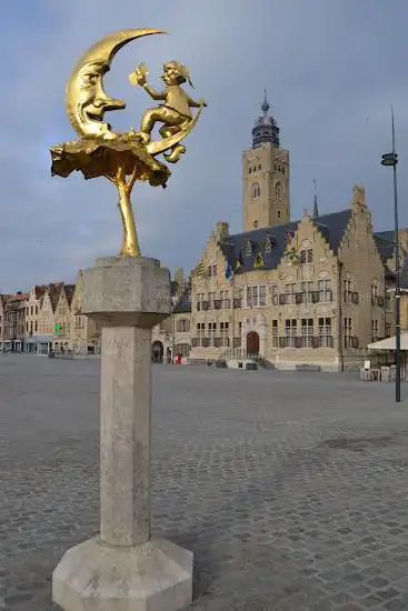 Sculptuur van Adhemar Vandroeme â€œHet manneke uit de Mane â€œvoor 100j Diksmuidse humor