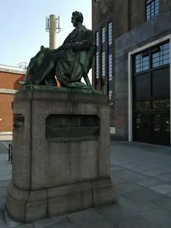 Statue of Richard Green