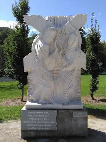 Via Crucis in marmo di Carrara scolpito da Maria De Faykod